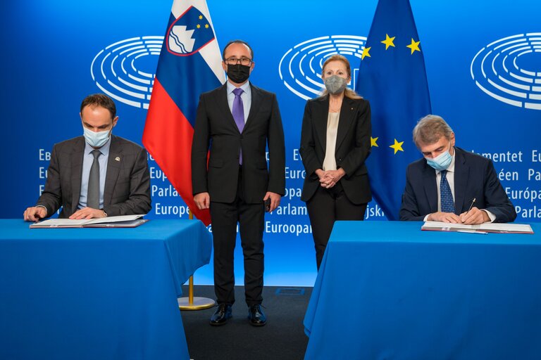 Fotografie 4: Lex signing ceremony:.- signature of Four Lex Cod by David SASSOLI, EP President and Anze LOGAR, Minister of Foreign Affairs, on behalf of the Slovenian Presidency of the Council