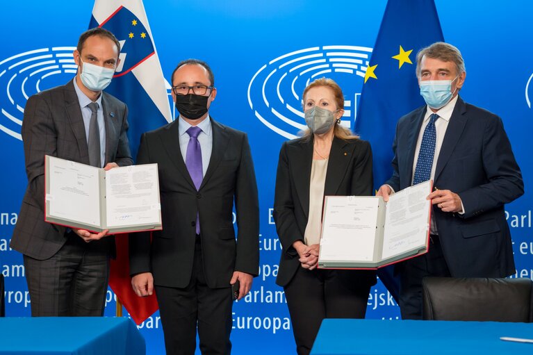 Fotografie 6: Lex signing ceremony:.- signature of Four Lex Cod by David SASSOLI, EP President and Anze LOGAR, Minister of Foreign Affairs, on behalf of the Slovenian Presidency of the Council