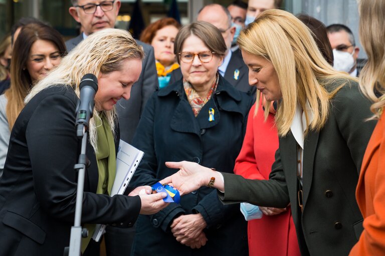 Photo 4 : Inauguration of the Ukrainian civil society hub by Roberta METSOLA, EP President - handover of the keys of the Station Europe building to the Ukrainian civil society