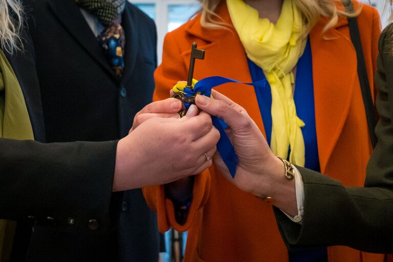 Photo 2 : Inauguration of the Ukrainian civil society hub by Roberta METSOLA, EP President - handover of the keys of the Station Europe building to the Ukrainian civil society