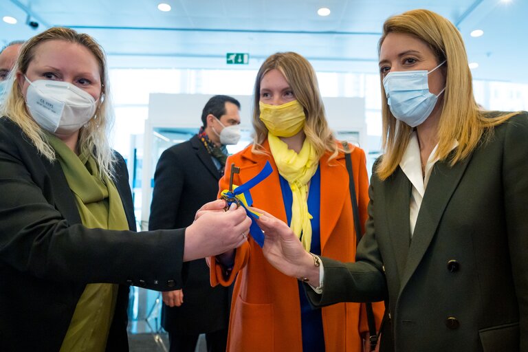 Photo 3 : Inauguration of the Ukrainian civil society hub by Roberta METSOLA, EP President - handover of the keys of the Station Europe building to the Ukrainian civil society