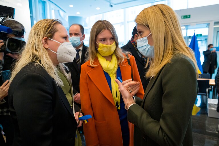 Photo 1 : Inauguration of the Ukrainian civil society hub by Roberta METSOLA, EP President - handover of the keys of the Station Europe building to the Ukrainian civil society