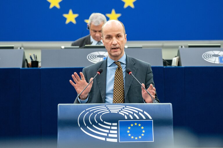 Photo 10: EP Plenary Session - Introduction of a European Social Security number with a personal labour card - O.Q. to Commission