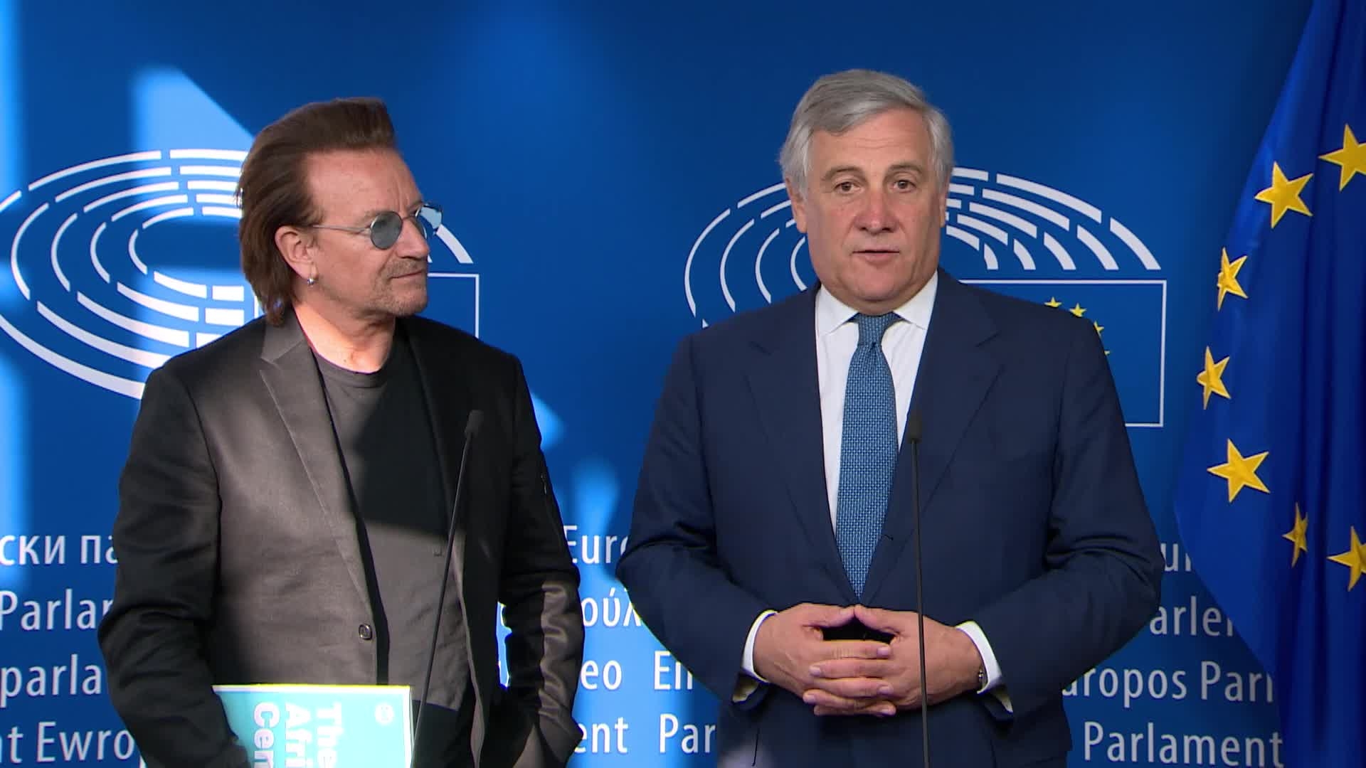 Press point by Antonio TAJANI, EP President and BONO, leader of U2 and co-founder of the One campaign - Press statement and Handshake (10:39 - 10:47)