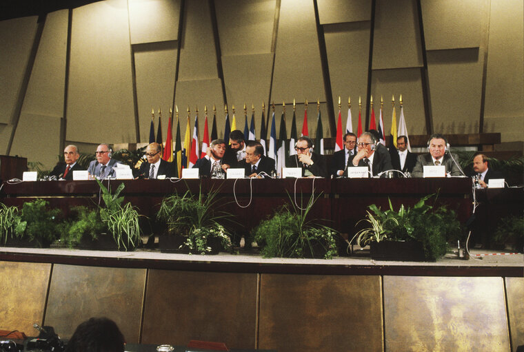 Photo 16: EU - Latin America Inter parliamentary conference at the Palais des Congres in Brussels