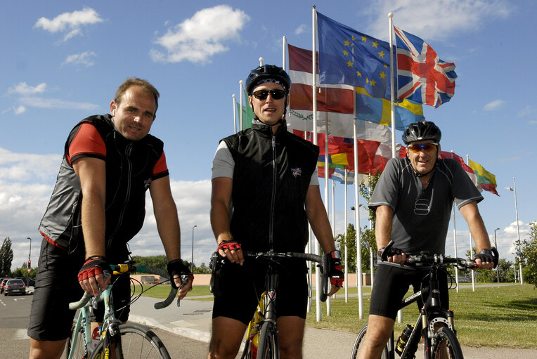 Fotografi 5: Cyclists pose after a trip from Brussels to Strasbourg