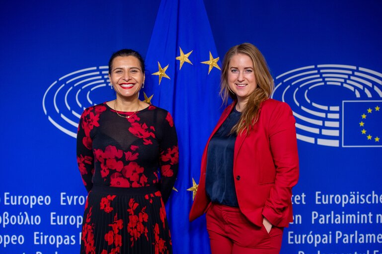 Foto 2: Emma WIESNER and Abir AL-SAHLANI in the EP in Brussels