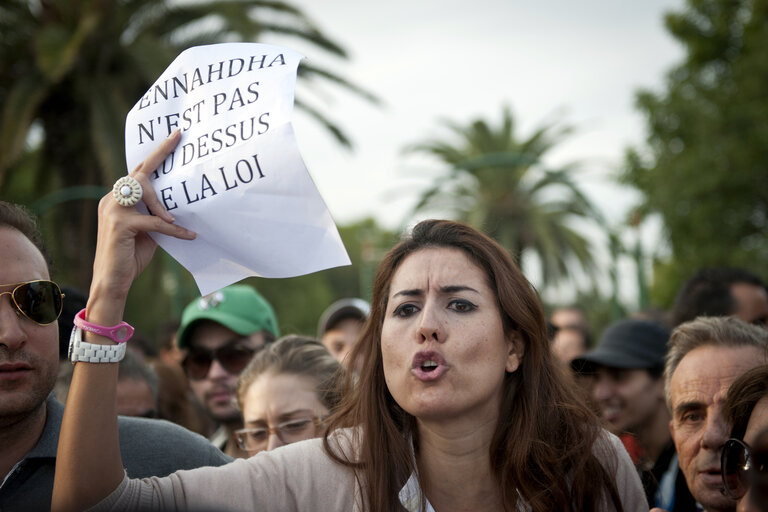 Fotografija 6: Tunis, Tunisia 25 October 2011  Tunisians demonstrate against possible fraud during the elections.  The elections for a Constituent Assembly was held in Tunisia on 23 October 2011, following the Tunisian Revolution.