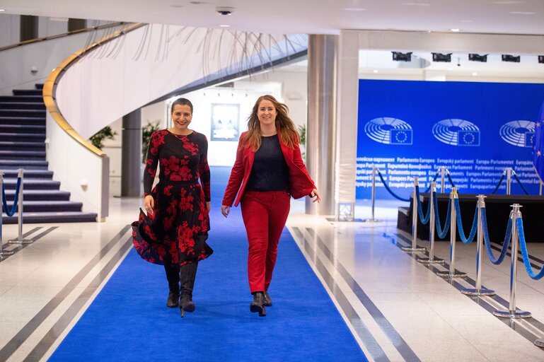 Foto 3: Emma WIESNER and Abir AL-SAHLANI in the EP in Brussels