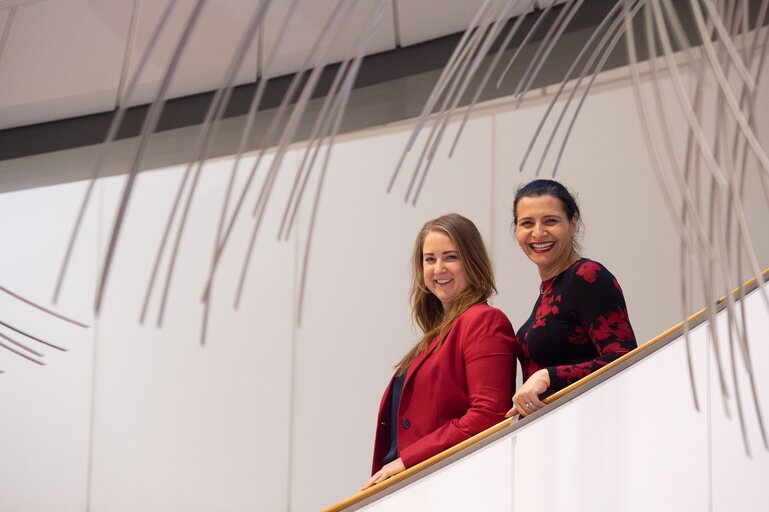 Foto 9: Emma WIESNER and Abir AL-SAHLANI in the EP in Brussels