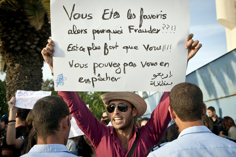 Fotografija 8: Tunis, Tunisia 25 October 2011  Tunisians demonstrate against possible fraud during the elections.  The elections for a Constituent Assembly was held in Tunisia on 23 October 2011, following the Tunisian Revolution.