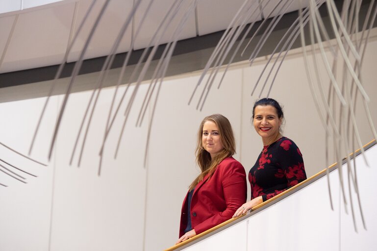 Foto 8: Emma WIESNER and Abir AL-SAHLANI in the EP in Brussels