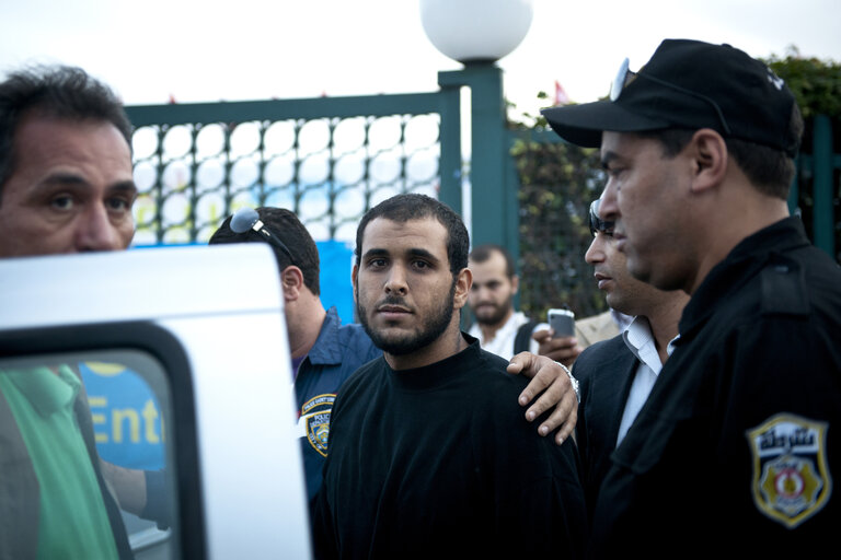 Fotografija 1: Tunis, Tunisia 25 October 2011  An agent provocateur is arrested by the policemen while Tunisians demonstrate against possible fraud during the elections. The elections for a Constituent Assembly was held in Tunisia on 23 October 2011, following the Tunisian Revolution.