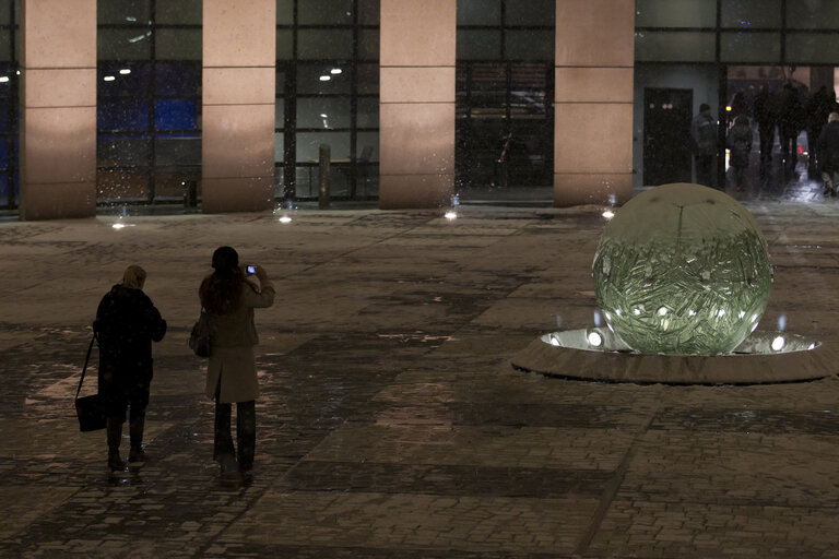 Fotogrāfija 1: People take picture on a snowy day at the european parliament