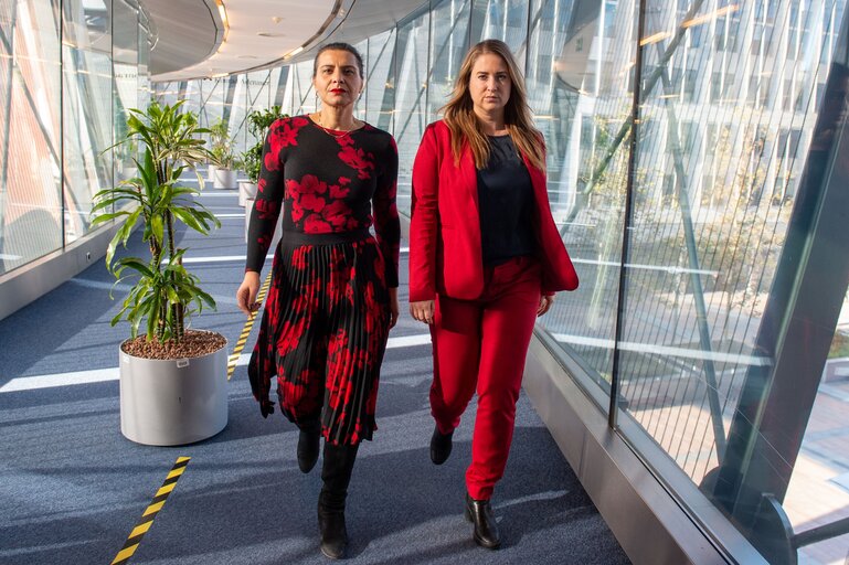 Foto 18: Emma WIESNER and Abir AL-SAHLANI in the EP in Brussels