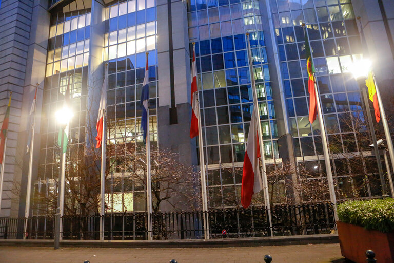 Φωτογραφία 5: Polish and European flags lowered to half-mast following the murder of the Mayor of Gdansk, Pawel Adamowicz, in solidarity with the victim, the Polish people and the decision of the authorities to declare a period of national mourning