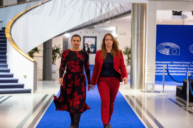 Foto 5: Emma WIESNER and Abir AL-SAHLANI in the EP in Brussels
