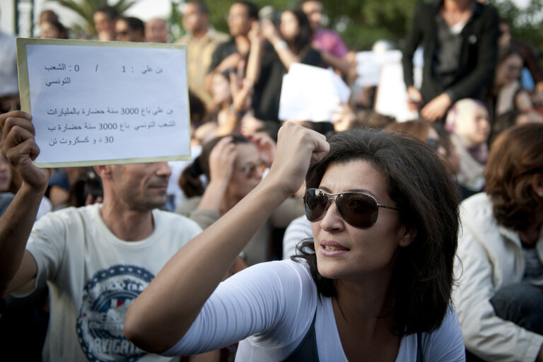 Fotografija 13: Tunis, Tunisia 25 October 2011  Tunisians demonstrate against possible fraud during the elections.  The elections for a Constituent Assembly was held in Tunisia on 23 October 2011, following the Tunisian Revolution.