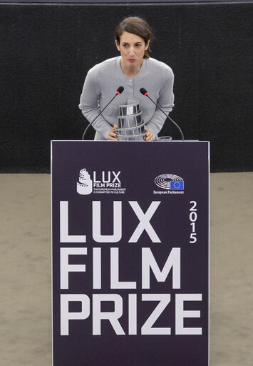 Billede 5: LUX Prize 2015 award ceremony.  Announcement of winning film and presentation of Prize to the winning director by EP President during plenary session week 48 2015 in Strasbourg