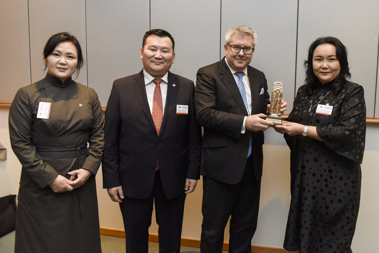 Fotografija 1: 11th EU-Mongolia Interparliamentary meetingPresentation of a piece of art.