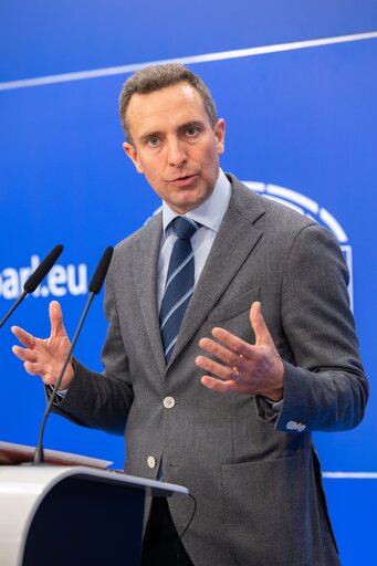 Photo 4: Press conference by Tomas TOBE (EPP,SV), rapporteur, on Asylum Management Regulation