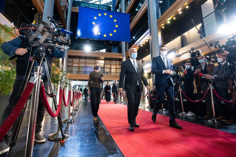 Foto 7: Arrival of Mateusz MORAWIECKI , Polish Prime Minister