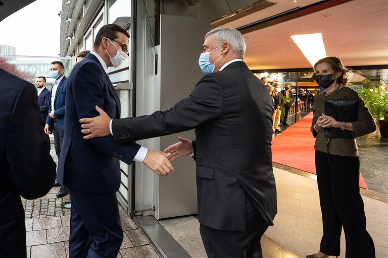 Foto 15: Arrival of Mateusz MORAWIECKI , Polish Prime Minister