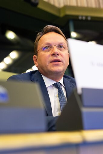 Foto 19: AFET extraordinary meeting - Presentation of the 2021 Enlargement Package by Oliver VARHELYI, the Commissioner for Neighbourhood and Enlargement