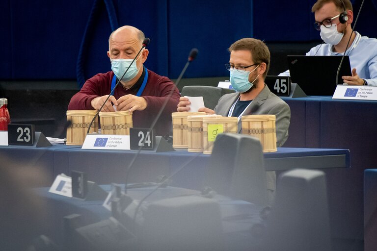 Fotó 43: Conference on the Future of Europe (CoFoE) - Citizens' panel 1 - Plenary session