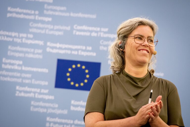 Fotó 37: Conference on the Future of Europe (CoFoE) - Citizens' panel 1 - Plenary session