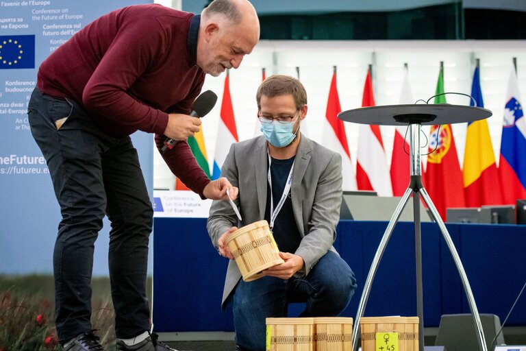 Fotó 34: Conference on the Future of Europe (CoFoE) - Citizens' panel 1 - Plenary session