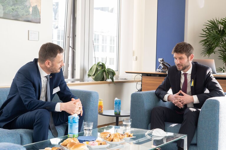 Nuotrauka 11: Michal SIMECKA meets with Eduard HEGER, Slovak Prime Minister