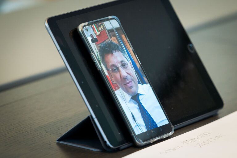 Valokuva 3: David SASSOLI, EP President on a phone call with Francesco UBERTINI, Dean of the Bologna University, on the occasion of the birthday of Patrick ZAKI, detained in Egypt since February 2020