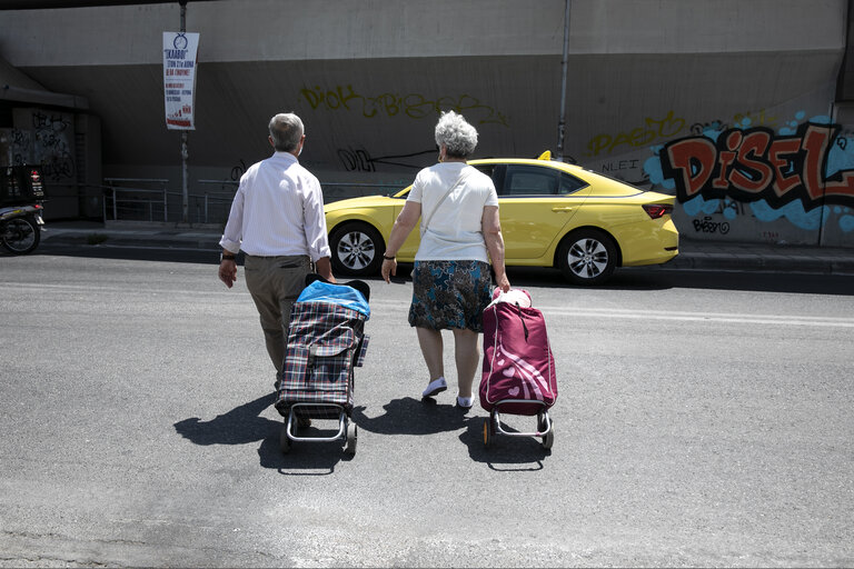 Food distribution in Athens .