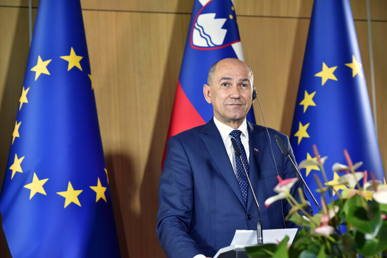 Fotografija 4: Meeting with the Slovenian Presidency - Press conference between David SASSOLI, EP President and Janez JANSA, Slovenian Prime Minister