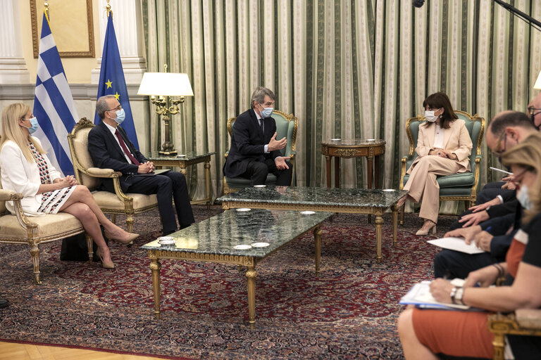 Fotografie 1: Official visit by David SASSOLI, EP President to Athens for the 40 anniversary of Greece's accession to the EEC: - Meeting with Katerina SAKELLAROPOULOU, President of the Hellenic republic.