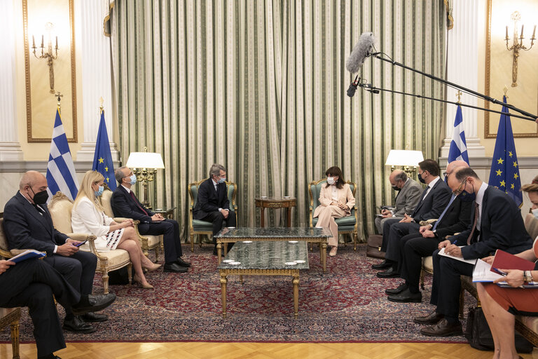 Fotografie 4: Official visit by David SASSOLI, EP President to Athens for the 40 anniversary of Greece's accession to the EEC: - Meeting with Katerina SAKELLAROPOULOU, President of the Hellenic republic.