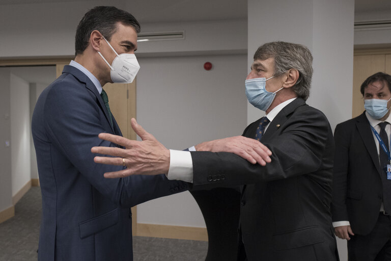 Zdjęcie 5: Informal meeting of Heads of State or Governments in Porto - Spain Prime Minister Pedro SANCHEZ (L) and David SASSOLI, President of the European Parliament, ahead of an informal meeting.