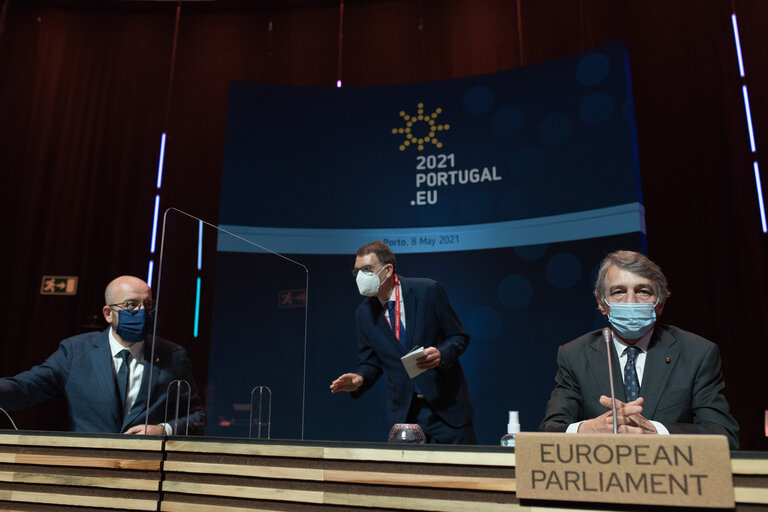 Valokuva 6: Informal meeting of Heads of State or Governments in Porto - Roundtable: Charles MICHEL, President off the European Council (L) and David SASSOLI, President of the European Parliament.