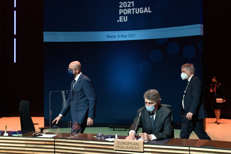 Valokuva 5: Informal meeting of Heads of State or Governments in Porto - Roundtable: Charles MICHEL, President off the European Council (L) and David SASSOLI, President of the European Parliament.