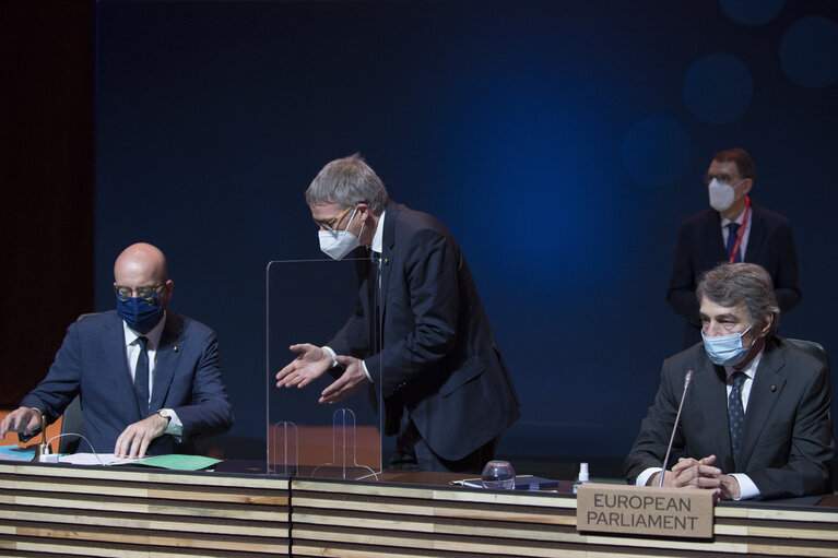 Valokuva 4: Informal meeting of Heads of State or Governments in Porto - Roundtable: Charles MICHEL, President off the European Council (L) and David SASSOLI, President of the European Parliament.