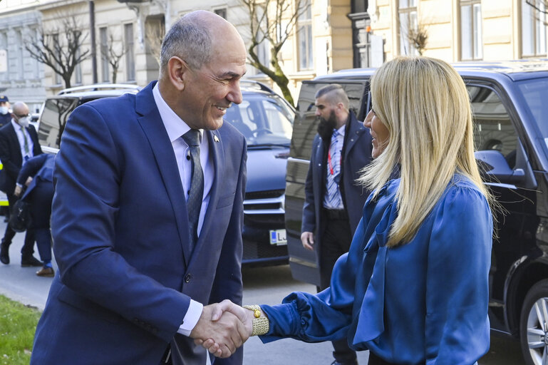 Снимка 7: Official Visit of Roberta METSOLA, EP President to Slovenia - Meeting with Janez JANSA, Slovenian Prime Minister