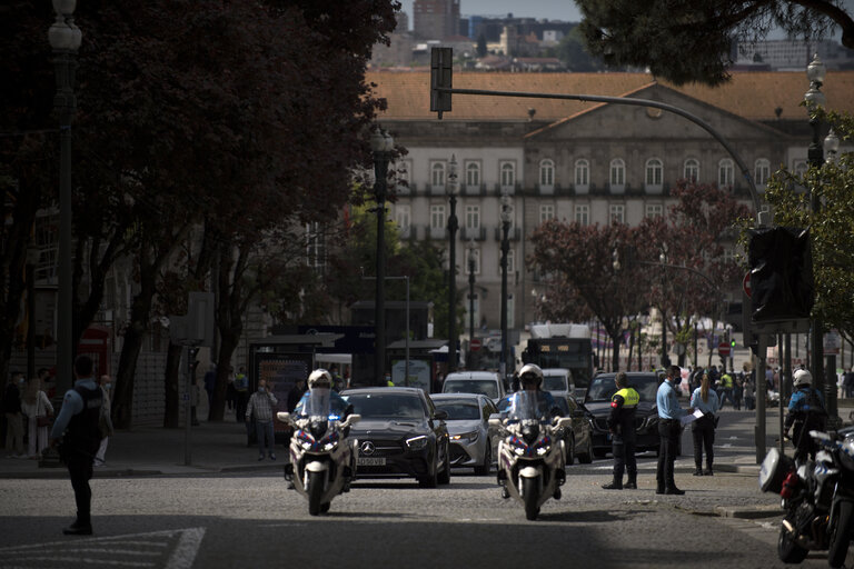 Fotografie 1: Informal meeting of Heads of State or Governments in Porto -  Arrival of President SASSOLI to the ceremony to present the keys to the city of Porto to the President of the European Parliament, the President of the European Council and the President of the European Commission.