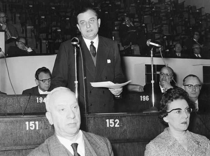 Billede 4: Philippe LE HODEY (C), Francesco DE BOSIO and Marguerite DE RIEMAECKER-LEGOT during a European Parliamentary Assembly session in Strasbourg, France, January 15, 1960.