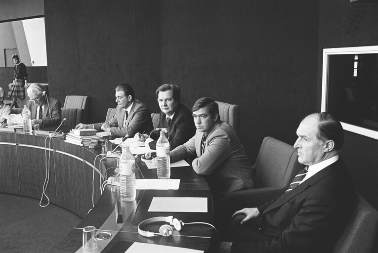 Foto 31: Lord Nicholas BETHELL (3R), Henri PLUMB (R) during a EPP group's British Conservative Party members meeting in Strasbourg, France, April 1982.