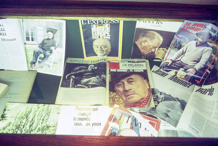 Fotografia 2: The House of Jean MONNET, in Bazoches sur Guyonne, France. On the picture: some books, notes and official documents displayed inside the House.