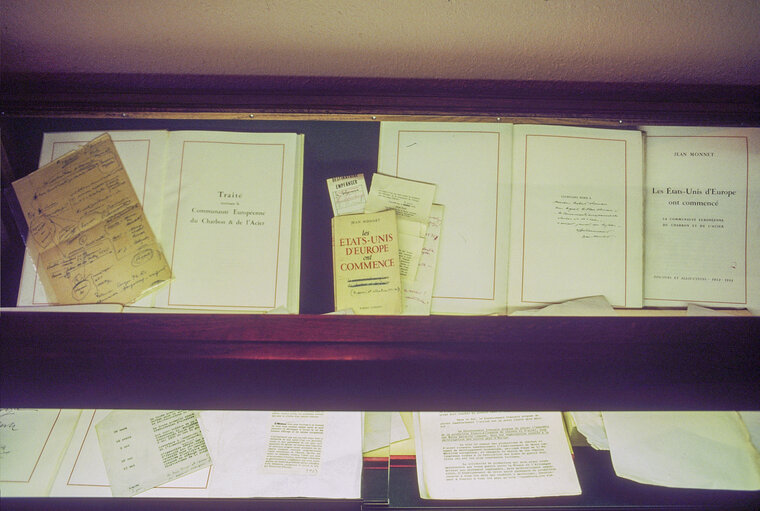 Fotografia 3: The House of Jean MONNET, in Bazoches sur Guyonne, France. On the picture: some books, notes and official documents displayed inside the House.