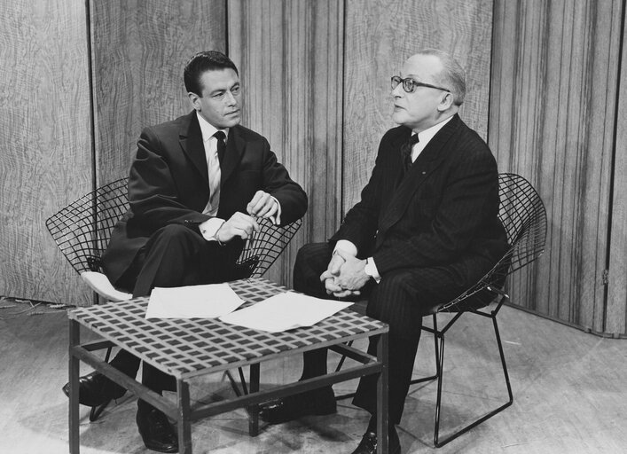 Foto 3: Pierre-Olivier LAPIE during an interview at Tele-Lux in Luxembourg, in December 07, 1959.  ..