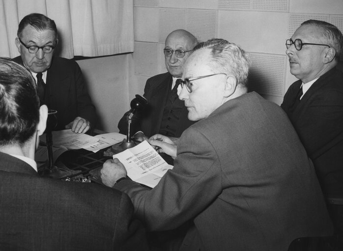 Fotó 1: Jean DUVIEUSART, Robert SCHUMAN, Rene PLEVEN and Maurice COUVE DE MURVILLE during an interview in Strasbourg, France, January 13, 1959.