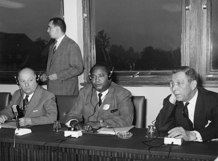 Fotografie 2: Luciano GRANZOTTO BASSO, Antoine KRIER and Julien RAMIZASON during  the Constitutive session of the new European Parliamentary Assembly, Strasbourg, France, 20th October 1959